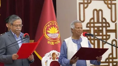 অন্তর্বর্তীকালীন সরকারের প্রধান হিসেবে শপথ নিচ্ছেন প্রধান উপদেষ্টা ড.মুহাম্মদ ইউনূস। ফাইল ছবি