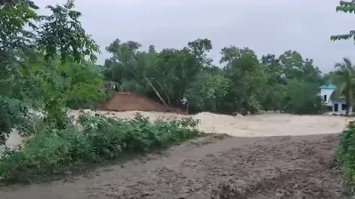 বাঁধ ভেঙে বেশ কয়েকটি গ্রা&zwnj;মের হাজার হাজার ঘরবা&zwnj;ড়ি প্লা&zwnj;বিত হ&zwnj;য়ে&zwnj;ছে। ছবি: ইনডিপেনডেন্ট টেলিভিশন
