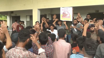 বিক্ষোভে বিদ্যালয়ের শতাধিক বর্তমান ও সাবেক শিক্ষার্থীরা অংশগ্রহণ করেন। ছবি: ইনডিপেনডেন্ট টেলিভিশন