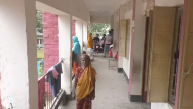 বন্যায় ঘরবাড়ি ছেড়ে আশ্রয়কেন্দ্রগুলোতে আশ্রয় নিয়েছেন বানভাসি মানুষ। ছবি: ইনডিপেনডেন্ট টেলিভশন