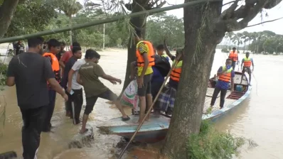 বিভিন্ন জায়গা থেকে ত্রাণ নিয়ে বন্যা কবলিত মানুষের পাশে দাড়াচ্ছেন অনেকে। ছবি: ইনডিপেনডেন্ট টেলিভিশন