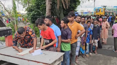 গাজী টায়ার কারখানার ভয়াবহ আগুনে ১৬০ জন নিখোঁজ রয়েছে দাবি করে ফায়ার সার্ভিসের কাছে নিখোঁজদের নাম নিবন্ধন করেছে স্বজনরা।ছবি: ইনডিপেনডেন্ট