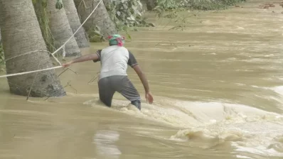 বন্যার পানির তীব্র স্রোতে ভেঙে গেছে অনেক আঞ্চলিক রাস্তা। ছবি: ইনডিপেনডেন্ট টেলিভিশন