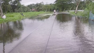 পানির নিচে রেললাইন, জেলায় এক সপ্তাহ থেকে বন্ধ ট্রেন যোগাযোগ। ছবি: ইনডিপেনডেন্ট টেলিভিশন