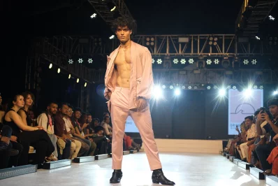 এখন গোলাপি হয়ে উঠেছে ছেলেমেয়ে উভয়ের পোশাকের রঙ। ছবি: আর্কা ফ্যাশন উইক 