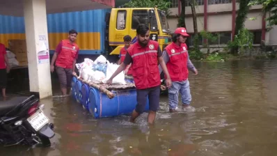 বন্যা কবলিত মানুষদের জন্য কাজ করছেন স্বেচ্ছাসেবকেরা। ছবি: ইনডিপেনডেন্ট টেলিভিশন