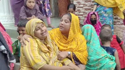 বন্যার পানিতে ডুবে সন্তানের মৃত্যুতে এক মায়ের আহাজারি। ছবি: ইনডিপেনডেন্ট টেলিভিশন