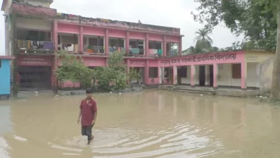 বন্যার পর স্থানীয় স্কুলগুলোতে আশ্রয় নিয়েছেন স্থানীয়রা। ছবি: ইনডিপেনডেন্ট টেলিভিশন
