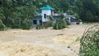 গোমতী নদীর বাঁধ ভাঙার পর তীব্র স্রোতে পানি ঢুকে পড়ে এর আশপাশের এলাকায়। ছবি: ইনডিপেনডেন্ট টেলিভিশন