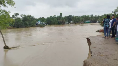 নদীর স্রোত ও পানির উচ্চতা অনূকুলে এলেই বাঁধ মেরামতের কাজ শুরু হবে। ছবি: ইনডিপেনডেন্ট টেলিভিশন