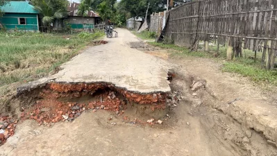 বন্যার পানির স্রোতে ভেঙে গেছে খাগড়াছড়ির গ্রামীণ সড়ক। ছবি: ইনডিপেনডেন্ট টেলিভিশন