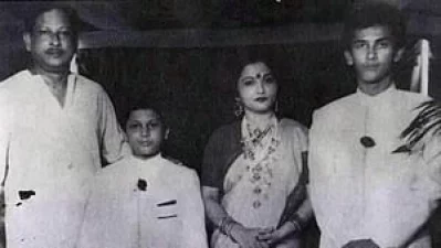 মা-বাবা ও ভাইয়ের সঙ্গে সালমান শাহ। ছবি: সংগৃহীত