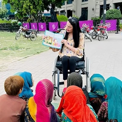 নারীদের সঙ্গে সময় কাটাচ্ছেন মুনিবা মাজারি। ছবি: সংগৃহীত