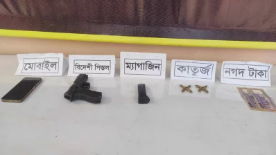 বাড্ডা খানা থেকে লুট হওয়া অস্ত্র জব্দ করে র&zwj;্যাব। ছবি: সংগৃহীত
