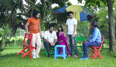 বিশেষ দৃশ্যে তারিক ও মুরাদ (চেয়ারে বসা)। ছবি: নির্মাতার সৌজন্যে