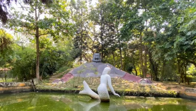 দুর্লভসব ঔষধি গাছ নিয়ে যে বাগান তৈরি করা হয়েছে তার পেছনেই রূপকথার মৎস্য কন্যা আর রাক্ষস। ছবি: সংগৃহীত