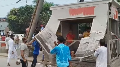 সমাবেশ শেষে টোল প্লাজা ভাঙচুর করে বিক্ষুব্ধ জনতা। ছবি: ইনডিপেনডেন্ট টেলিভিশন