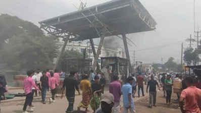 টোল প্লাজায় আগুন ধরিয়ে দেয় বিক্ষুব্ধ জনতা। ছবি: ইনডিপেনডেন্ট টেলিভিশন