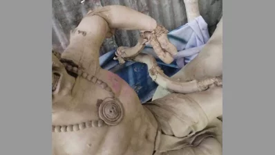 ফরিদপুরে ভাঙ্গা থানার একশ মিটারের মধ্যে দুটি মন্দিরে নির্মাণাধীন দুর্গা প্রতিমা ভাঙচুর। ছবি: ইনডিপেনডেন্ট টেলিভিশন