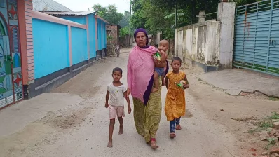 ভাইয়ের তিন সন্তানকে নিয়ে বিপাকে পড়েছেন দিনমজুর রাশেদা বেগম। ছবি: ইনডিপেনডেন্ট টেলিভিশন