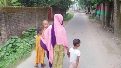খাবারের চিন্তায় তিন শিশুকে নিয়ে রাস্তায় রাস্তায় ঘুরছেন দিন মজুর ফুফু রাশেদা বেগম। ছবি: ইনডিপেনডেন্ট টেলিভিশন