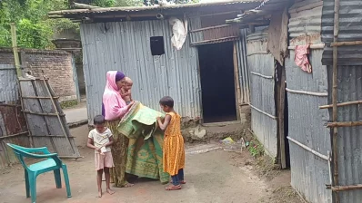 দিনমজুর ফুফুর ভাঙা ঘরে মানবেতর জীবন-যাপন করছে তিন শিশু। ছবি: ইনডিপেনডেন্ট টেলিভিশন