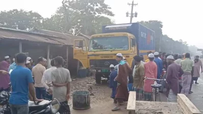 দুর্ঘটনায় ঘটনাস্থলে একজন এবং হাসপাতালে নেওয়ার পর আরও একজনের মৃত্যু হয়। ছবি: ইনডিপেনডেন্ট টেলিভিশন