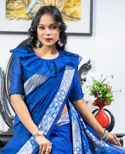 গরমে ভারি কারুকাজ ও নকশা করা ব্লাউজ এড়িয়ে যাওয়া ভালো। ছবি: রঙ বাংলাদেশ