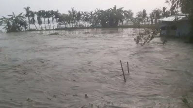 বেড়িবাঁধ ভেঙে প্লাবিত হচ্ছে আশপাশের এলাকা। ছবি: ইনডিপেনডেন্ট টেলিভিশন