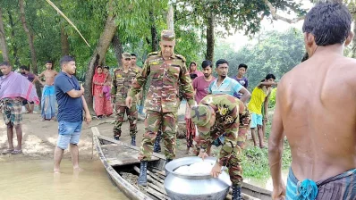 সেনাবাহিনীর পক্ষ থেকে খাবার বিতরণ করা হয়। ছবি: ইনডিপেনডেন্ট টেলিভিশন