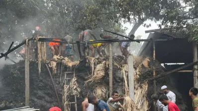 স্থানীয়দের সহায়ত আগুন নেভানোর কাজ করে ফায়ার সার্ভিস। ছবি: ইনডিপেনডেন্ট টেলিভিশন