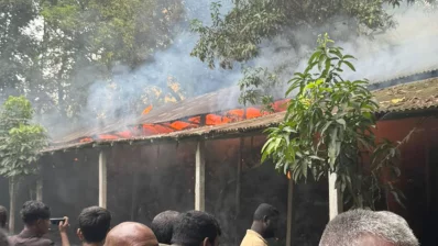 কামারজানি বাজারে একটি গুদামে রাখা প্রায় ১১০০ মণ পাট পুড়ে গেছে বলে দাবি করেছে মালিকপক্ষ। ছবি: ইনডিপেনডেন্ট টেলিভিশন