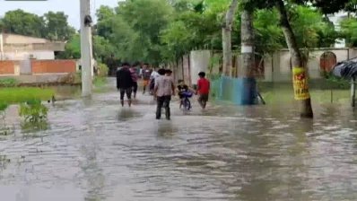 মাগুরা পৌরসভারও অনেক এলাকায় জলাবদ্ধতা তৈরি হয়েছে। ছবি: ইনডিপেনডেন্ট টেলিভিশন