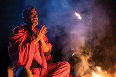 ভাদুড়ী চরিত্রে দুটি সিরিজেই চিরঞ্জিত অনবদ্য। ছবি: হইচই