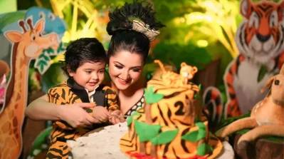 কেক কাটছেন পরী ও পুণ্য। ছবি: ফেসবুক থেকে নেওয়া