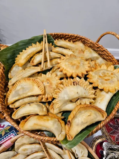 আপনার পছন্দমতো নকশা দিতে পারেন পিঠাতে। ছবি: শোভা&rsquo;স ফুড এক্সপ্রেস