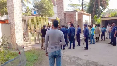 হামলার পর সাবেক এমপি শাহজাহান ওমরকে হেফাজতে নেয় পুলিশ। ছবি: ইনডিপেনডেন্ট টেলিভিশন