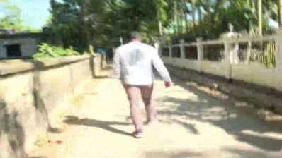 একপর্যায়ে সটকে পড়েন স্বাস্থ্য সহকারী আরিফুল। ছবি: ভিডিও থেকে নেওয়া