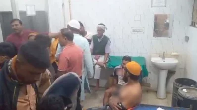 সংঘর্ষে আহতরা হাসপাতালে চিকিৎসা দেওয়া হয়। ছবি: ইনডিপেনডেন্ট টেলিভিশন