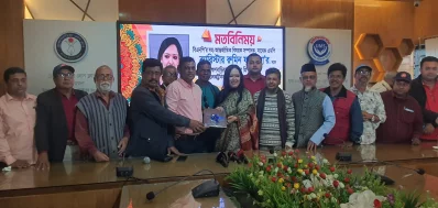 ব্রাহ্মণবাড়িয়া প্রেস ক্লাবে মতবিনিময়কালে বিএনপির সহ-আন্তর্জাতিক বিষয়ক সম্পাদক ব্যারিস্টার রুমিন ফারহানাকে শুভেচ্ছা স্মারক তুলে দিচ্ছে প্রেস ক্লাব নেতৃবৃন্দ। ছবি: ইনডিপেনডেন্ট