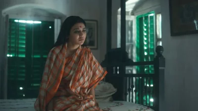 পুতুলনাচের ইতিকথায় জয়া। ছবি: সংগৃহীত