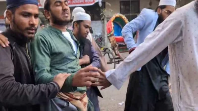 ঢামেক থেকে সাদপন্থী মহিদুল হাসানকে তুলে নিয়ে যাচ্ছেন মাওলানা জুবায়েরপন্থীর কর্মীরা। ছবি: ইনডিপেনডেন্ট