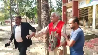কয়েকজন মিলে মুক্তিযোদ্ধা আবদুল হাই কানুকে জুতার মালা পরান। ছবি: ভিডিও থেকে নেওয়া