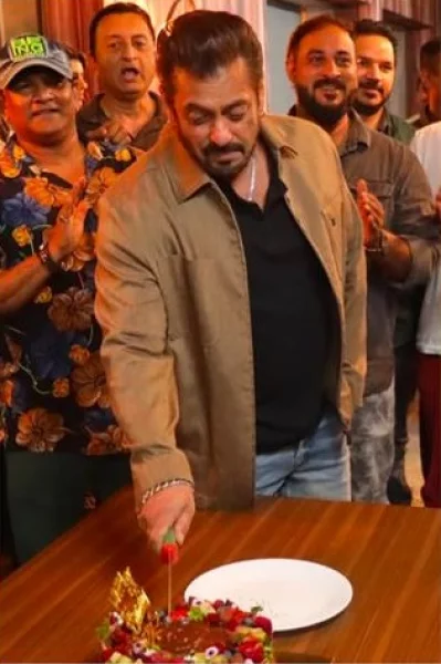 বোন অর্পিতার বাসায় কেক কাটছেন সালমান। ছবি: সংগৃহীত