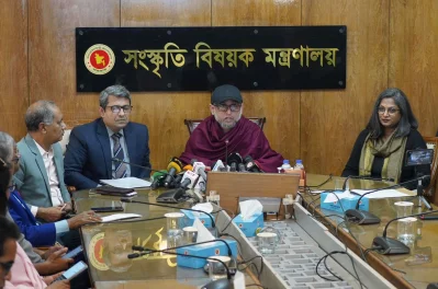 নিজ কার্যালেয় সংবাদ সম্মেলনে ফারুকী। ছবি: সংগৃহীত