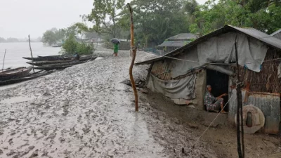 মে মাসে দেশের উপকূলীয় এলাকায় আঘাত হাতে ঘূর্ণিঝড় রিমাল। ছবি : রয়টার্স