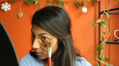 প্যাক বানিয়ে ভালোভাবে চোখের নিচে লাগিয়ে নিন। ছবি: ইনডিপেনডেন্ট