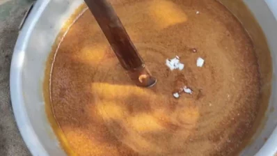 গুড় তৈরি করতে ব্যবহার করা হয় চুন ও ফিটকারী। ছবি: ভিডিও থেকে নেওয়া