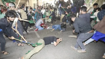 বুধবার এনসিটিবির সামনে শিক্ষার্থীদের ওপর হামলায় আহত হন ২০। ছবি: সংগৃহীত