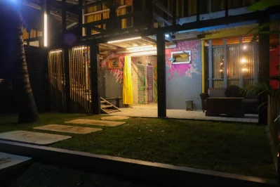রাতের আলোকসজ্জায় আরও আকর্ষণীয় হয়ে ওঠে এই রিসোর্ট। ছবি: মারমেইড